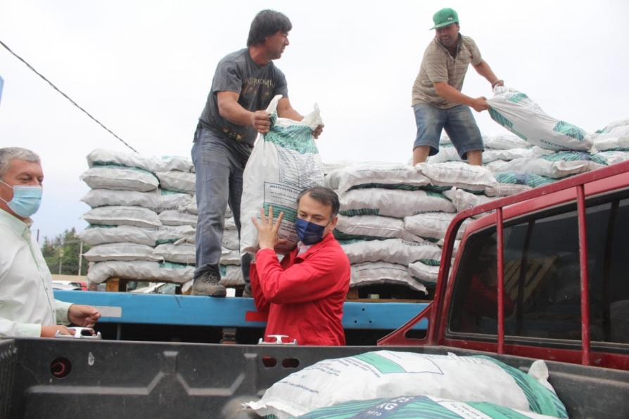 AUTORIDADES ENTREGAN INSUMOS PARA AGRICULTORES Y APICULTORES DE SECTORES RURALES AFECTADOS POR EMERGENCIA AGRICOLA