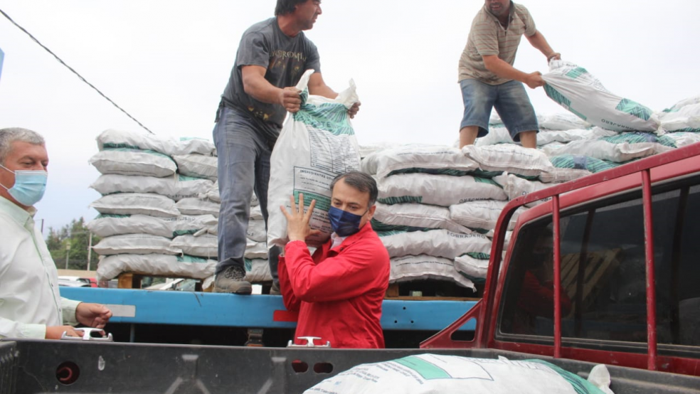 AUTORIDADES ENTREGAN INSUMOS PARA AGRICULTORES Y APICULTORES DE SECTORES RURALES AFECTADOS POR EMERGENCIA AGRICOLA
